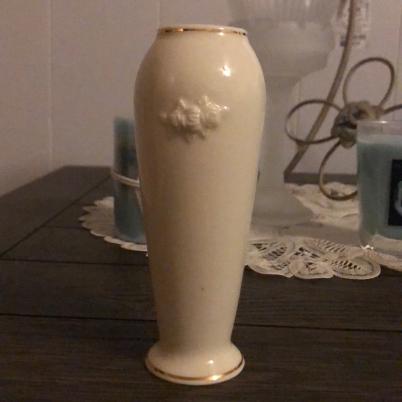 Lenox handcrafted beige porcelain mini vase - Picture 2 of 5